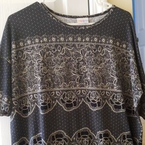 LuLaRoe xs Irma tee